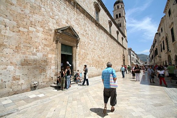 Franciscan Manastırı (solda)