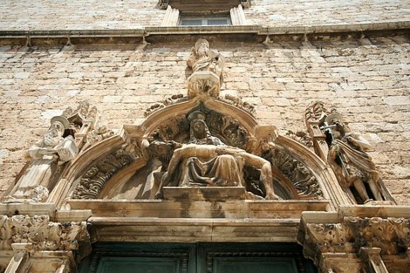 Franciscan Manastırı giriş kapısının önündeki heykeller.