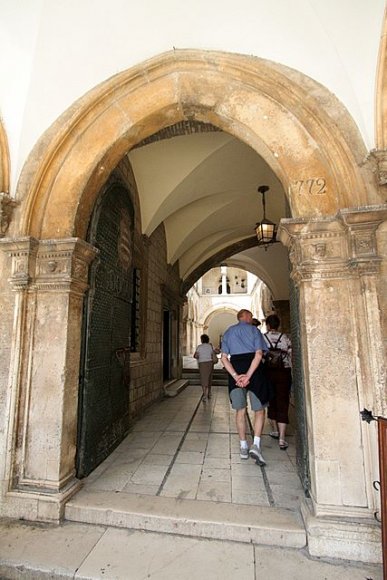 16 yüzyıldan kalma Sponza Sarayı girişi.