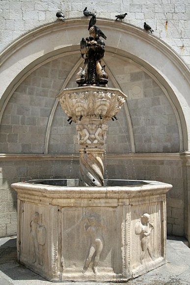 Küçük Onofrio Çeşmesi (Little Onofrio Fountain)