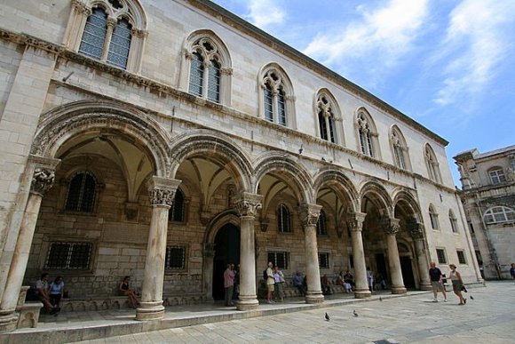 Rector Sarayı. 15. yüzyılda yapılmış. Şehri yöneten rector bu sarayda kalırmış.