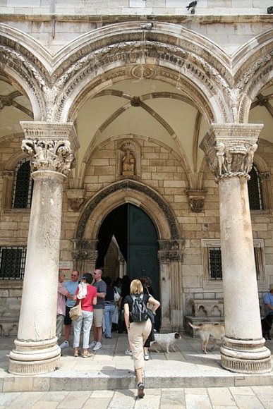 Rector Sarayı girişi