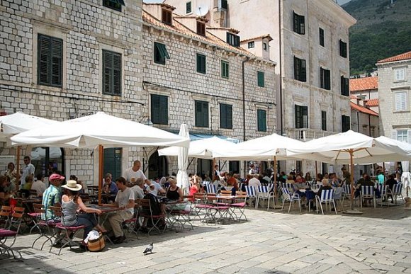 Dubrovnik eski şehir içinde kafeler.