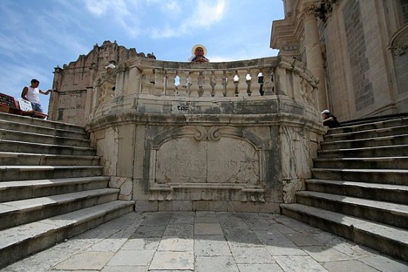 St İgnatius Katolik Kilisesi'ne çıkan merdivenler