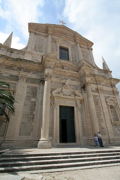 St İgnatius Katolik Kilisesi giriş kapısı