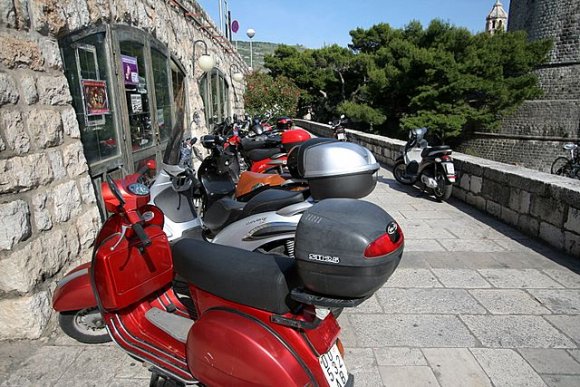 Dubrovnik'te insanların büyük kısmı ulaşımını motosikletlerle sağlıyor.