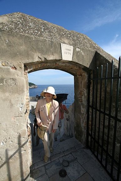 Şehir duvarlarında yürüyen Uzak doğulu turistler.