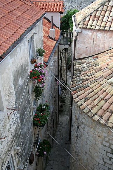 Dubrovnil eski şehirde bir sokak.