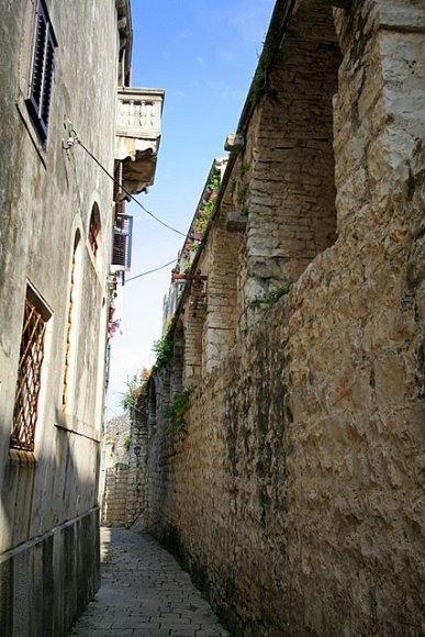 Korcula adası eski şehirde bir sokak