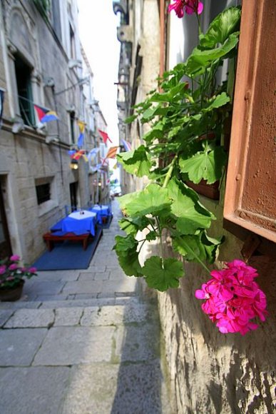 Korcula adası eski şehirde bir sokak