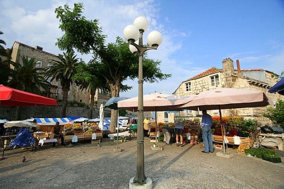 Korcula adasında kurulan taze meyve sebzenin satıldığı halk pazarı. Yarım kilo kiraz ve kayısı alıp afiyetle yedik. Aldığımız yö