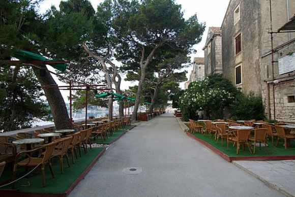 Korcula adasının boğazı :) Akşam yemek yenilen gündüzleri kahve içilen mekanlar.