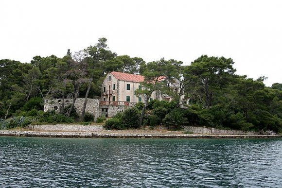 Ulusal parkın içindeki adaya gitmek için park giriş ücreti ile beraber biletimizi alıp tekne ile adanın içindeki göl içindeki ad