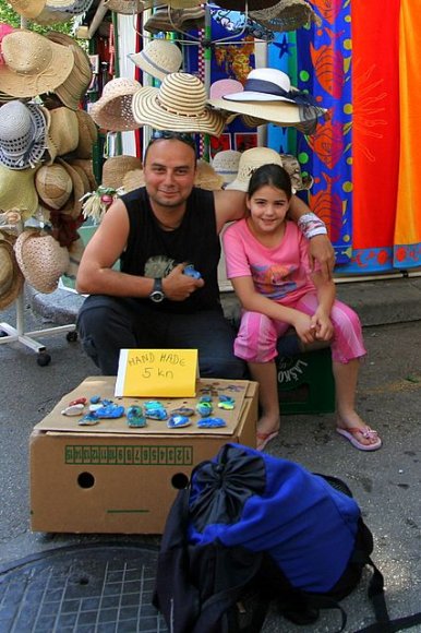 Taslara resim yaparak harçligini çikaran kiz çocukla beraber çektirdigim fotograf.