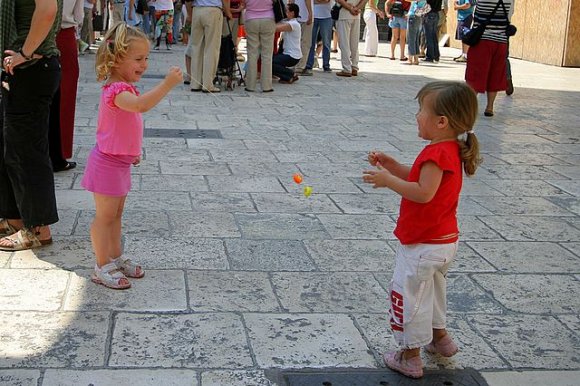 Diocletian Sarayi içinde oyun oynayan çocuklar