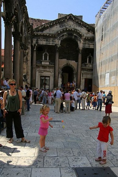 Diocletian Sarayi'nda oyun oynayan çocuklar