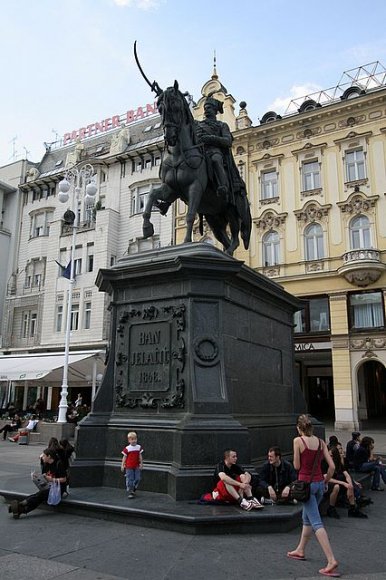 Tren yolculuğunun sonunda Zagreb'e vardık. İlk gecemizi tren istasyonuna yakın hostelde geçirdik. Hosteldeki gram gülmeyen hayat