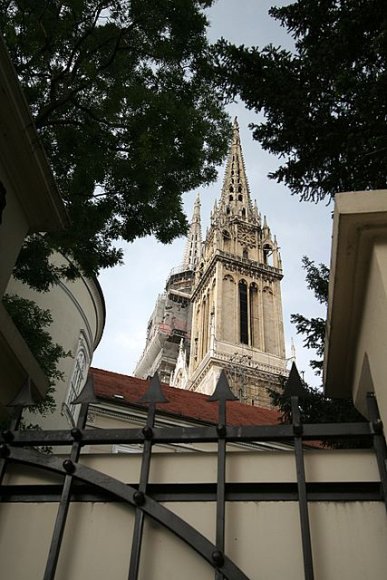 Zagreb'teki Assumption of the Blessed Virgin Mary Katedrali, Zagren Katedrali olarak da biliniyor.