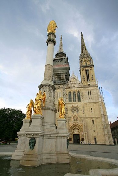 Virgin Mary heykeli ve Zagreb Katedrali