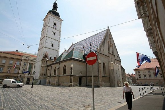 Hırvatistan meclisi ve meydanın ortasında kilise.