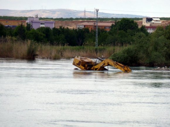 Fırat Nehri içinde bir kepçe