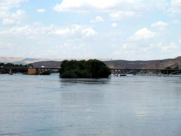 Birecik'e Fırat Nehri üzerine kurulu Birecik Köprüsü ile girdik.