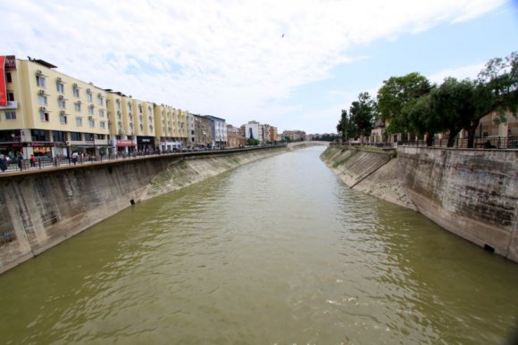 Antakya Hatay ilinin şehir merkezi ve ortasından Asi Nehri geçiyor.