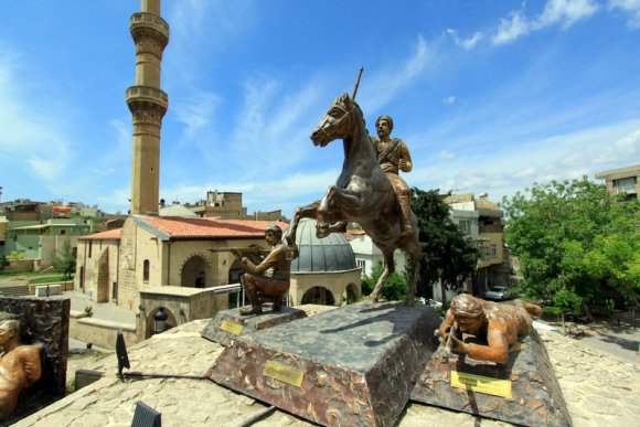 Gaziantep Kalesi'ne çıkarken yolda Gaziantep Savunmasına dair heykeller görüyorsunuz.