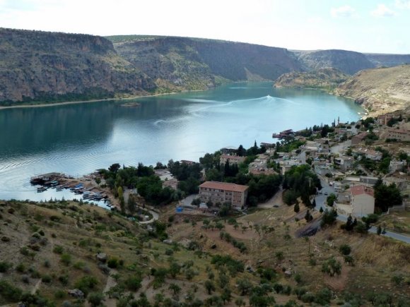 Yukarıdan Halfeti'ye inerken Halfeti manzarası