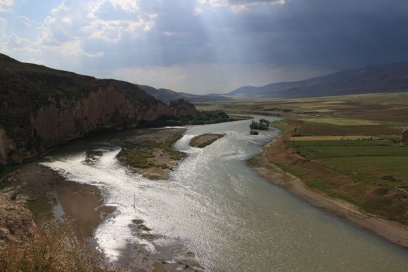 Hasankeyf'i ikiye ayıran Dicle Nehri