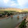 Hasankeyf'te Dicle Nehri üzerinde bulunan eski ve yeni köprü