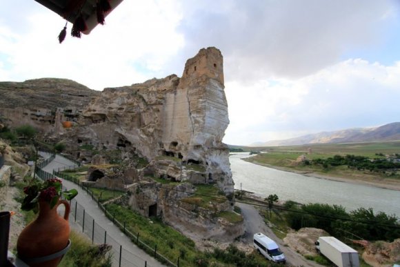 Hasankeyf Kalesi'ne çıkmadan önce mola