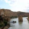 Solda El Rızk Camii ve Hasankeyf Köprüsü