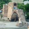 Hasankeyf Köprüsü'nün ayakta kalan ayağı üzerinde hala yaşayan birileri var. Bize anlatılana göre Osmanlı zamanından tapuları olduğu için hala çıkartılamamışlar ve köprünün ayağı üzerinde yaşamaya devam ediyorlar.