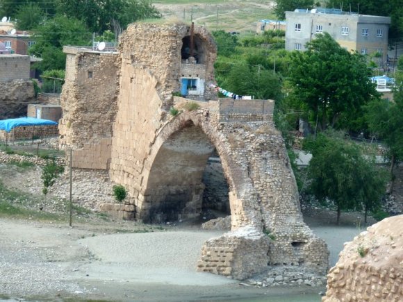 Hasankeyf Köprüsü'nün ayakta kalan ayağı üzerinde hala yaşayan birileri var. Bize anlatılana göre Osmanlı zamanından tapuları olduğu için hala çıkartılamamışlar ve köprünün ayağı üzerinde yaşamaya devam ediyorlar.