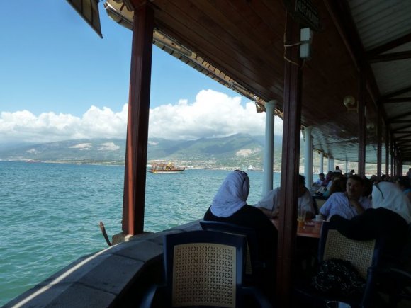 İskenderun sahilde çay bahçesi