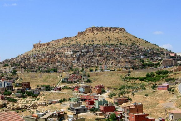 Mardin bir dağın tepesine kurulmuş.