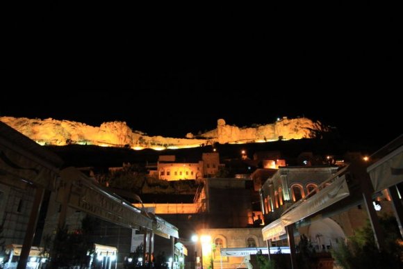 Gece Mardin Kalesi'nin görünümü. Kale askeriyenin kontrolü altındaymış.