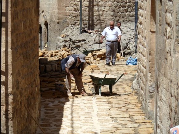 Mardin'de sokaklar tarihi dokuya uygun bir şekilde restore ediliyordu.