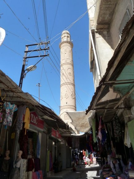 Mardin Ulu Cami'ye çarşının içinden geçilerek ulaşılıyor.