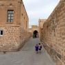 Midyat'ta okuldan çıkmış çocuklar