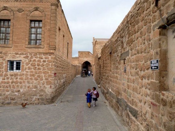 Midyat'ta okuldan çıkmış çocuklar