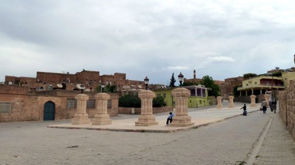 Midyat'ta eski sarı taş evlerin bulunduğu mahalle.