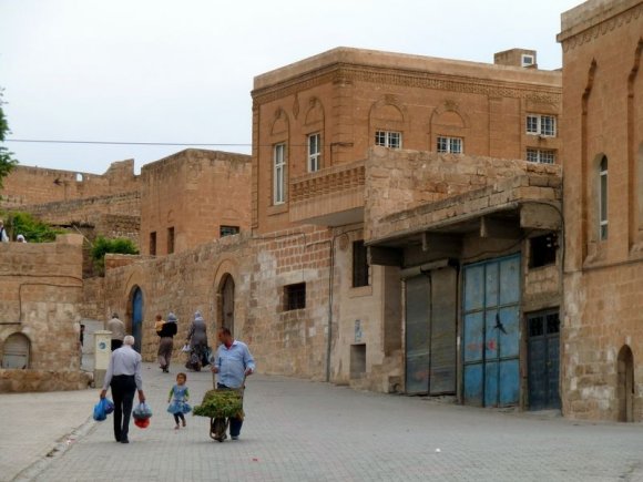 Midyat'ta sokaklarda ve çarşıda yemek için taze nohut bulabilirsiniz.