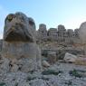 Solda Kartal Başı ve Sağında Kommagene Kralı Antiochos, Nemrut Dağı