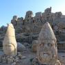Solda Apollo ve Sağında Herakles Heykelleri, Nemrut Dağı