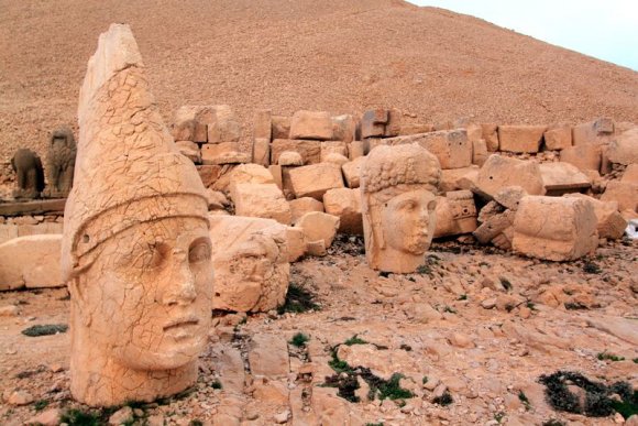 Antiochos Heykeli, Batı Terası, Nemrut Dağı