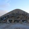Nemrut Dağı Doğu Terası. Arka tarafta yaklaşık 10 metre yüksekliğinde tahtlar gözüküyor.