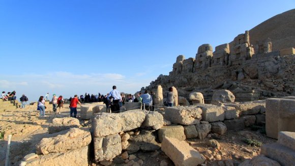 Doğu Terasında gezinen turistler