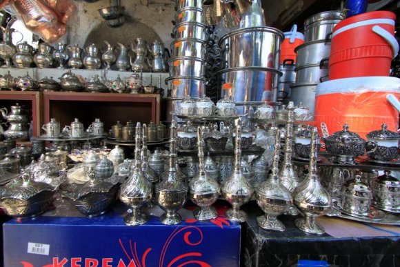 Şanlıurfa çarşıda kalaylanmış bakır işleri